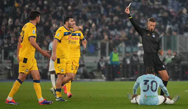 Jugadores del Atalanta reclaman al árbitro en partido contra Lazio