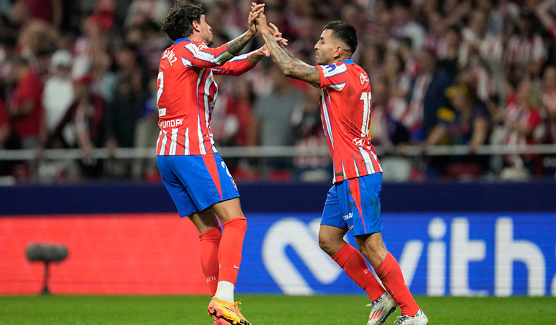 Jose Gimenez y Angel Correa celebran un gol del Atletico