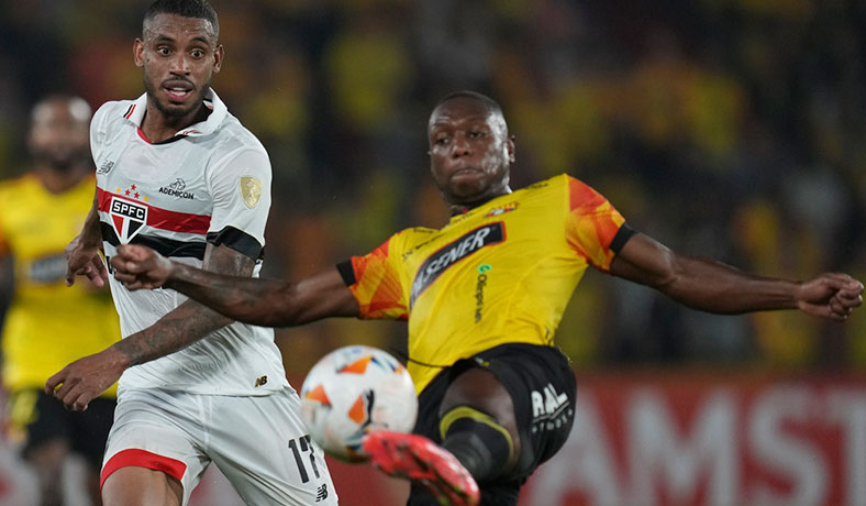 Anibal Chala de Barcelona en partido contra Sao Paulo