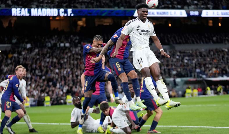 Aurelien Tchouameni salta por el balón en El Clásico