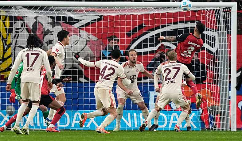 Piero Hincapie busca cabecear el balon en un Bayern vs Leverkusen