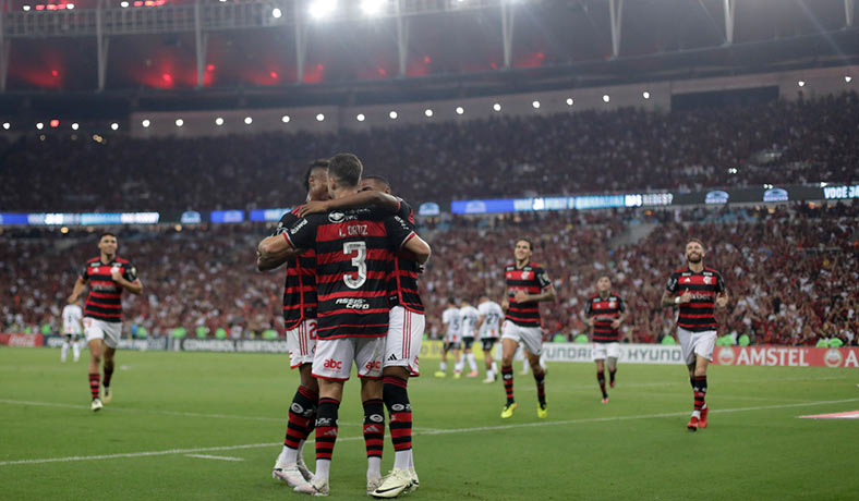 Leo Ortiz festeja un gol de Flamengo en el Maracaná