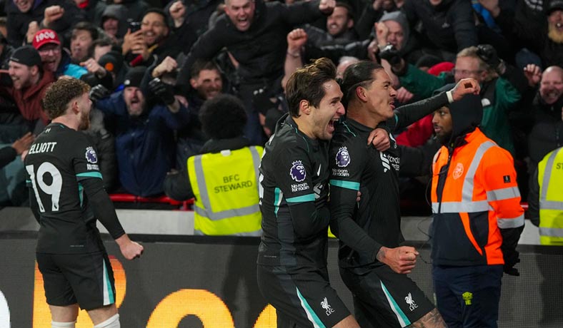 Darwin Nunez de Liverpool celebra un gol ante Brentford