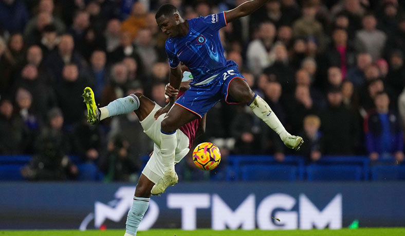 Moises Caicedo del Chelsea en acción contra el West Ham