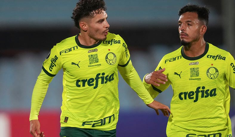 Raphael Veiga celebra un gol del Palmeiras en la Libertadores