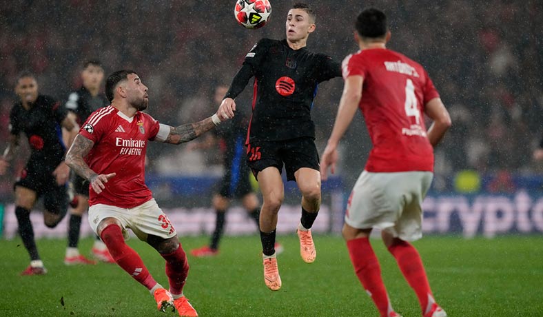 Otamendi de Benfica ante Fermin Lopez del Barcelona