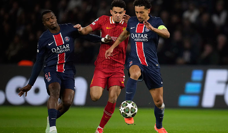 Willian Pacho del PSG en partido contra el Liverpool