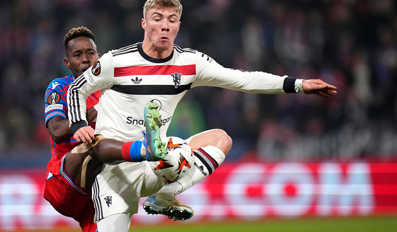 Rasmus Hojlund del Man Utd en partido de Europa League