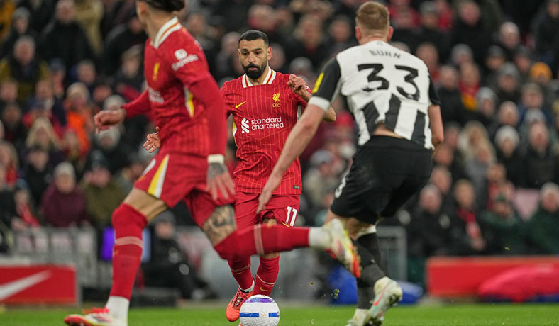 Mohamed Salah de Liverpool en acción contra Newcastle