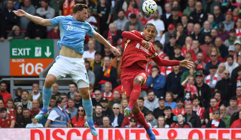 Virgil van Dijk del Liverpool ante Chris Wood del Forest