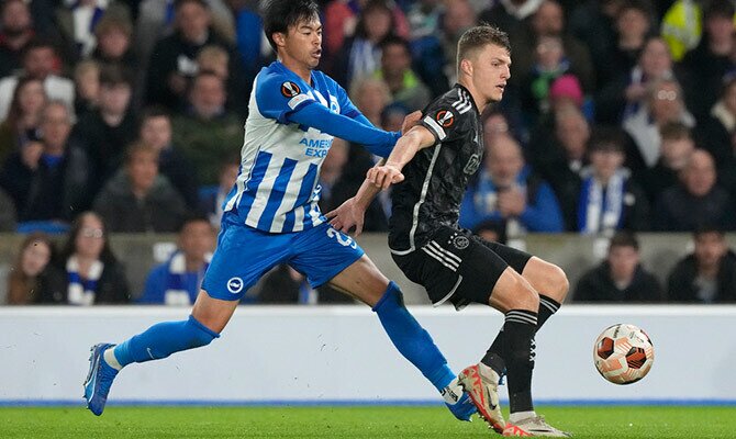 El japonés Kaoru Mitoma del Brighton en partido contra el Ajax