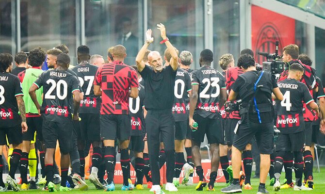 Stefano Pioli y jugadors del Milan festejan una victoria con los aficionados