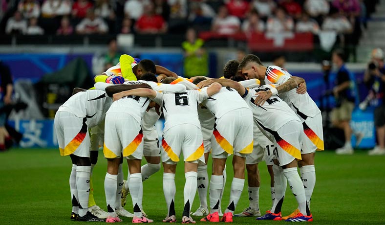 El equipo de Alemania antes de enfrentar a Suiza en la Euro