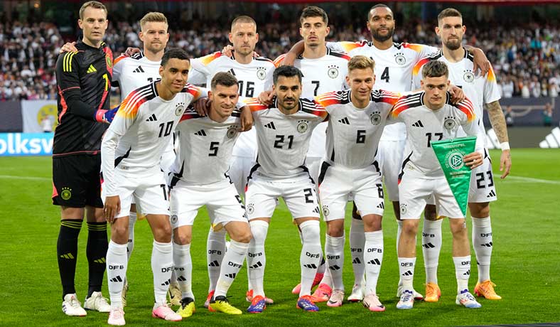 El equipo de Alemania antes de un amistoso contra Ucrania