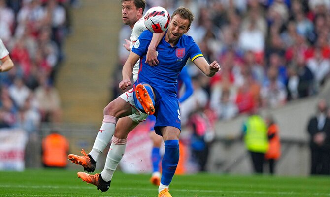 Harry Kane disputa el balon en un partido de la seleccion inglesa