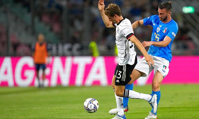 Thomas Muller de Alemania disputa el balon con Bryan Cristante de Italia