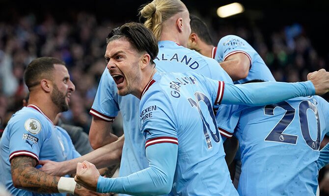 Jack Grealish, Erling Haaland y otros jugadores del Manchester City festejan el título