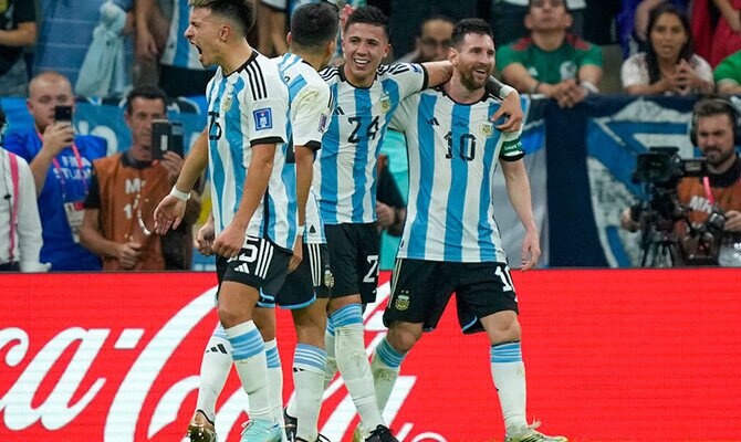 Lio Messi festeja con Enzo Fernandez un gol de Argentina en el Mundial 2022