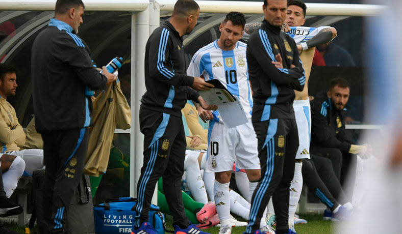 Lionel Messi a punto de ingresar al campo en partido de Argentina