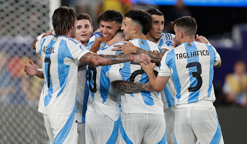 Jugadores de Argentina festejan un gol de Messi en Copa America