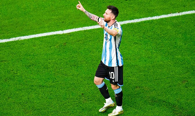 Lionel Messi festeja un gol de Argentina en el Mundial 2022