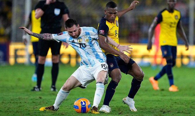 Lionel Messi de Argentina ante la marca de Carlos Gruezo de Ecuador