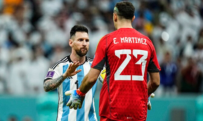 Lionel Messi saluda a Emiliano Martinez en partido de la Copa del Mundo