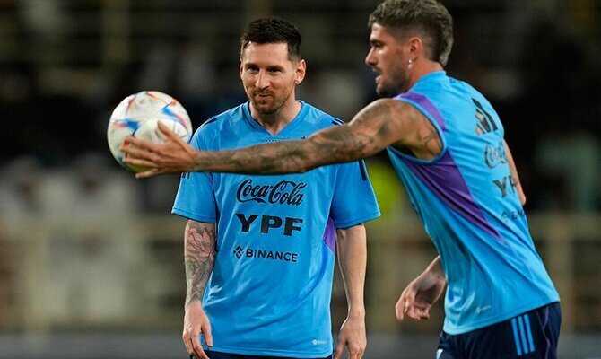 Lionel Messi con Rodrigo De Paul en un entrenamiento de Argentina en Qatar 2022