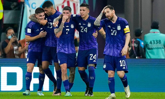 Jugadores de Argentina celebran un gol en partido del Mundial 2022