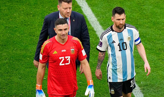 Emiliano Martinez y Lionel Messi de Argentina en el Mundial 2022