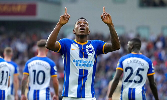 Pervis Estupiñan del Brighton celebra su gol contra el Chelsea en la Premier