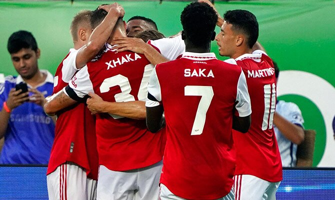 Jugadores del Arsenal celebran una anotacion en partido internacional