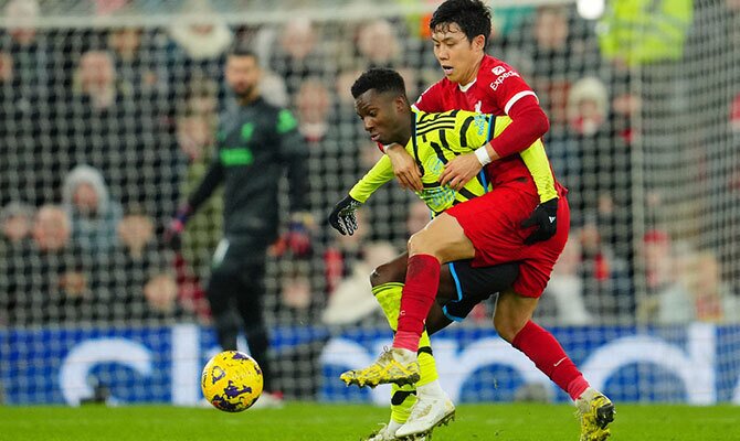 Eddie Nketiah del Arsenal ante la marca de Wataru Endo del Liverpool