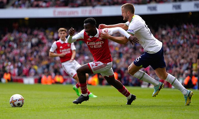 Eddie Nketiah del Arsenal y Eric Dier del Tottenham