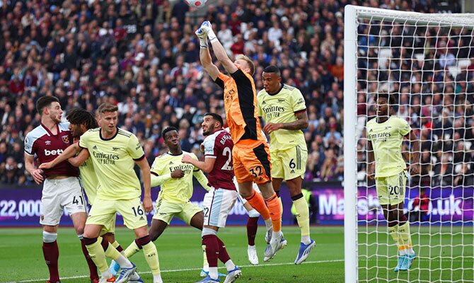 Aaron Ramsdale del Arsenal despeja un balon en partido contra el West Ham