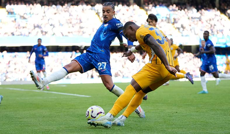 Pervis Estupinan en acción para el Brighton ante Chelsea