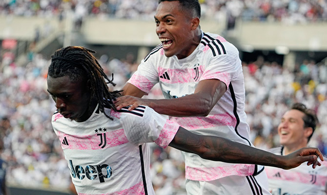 Moise Kean y Tim Weah celebran un gol de la Juventus de Turín