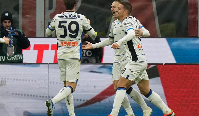 Teun Koopmeiners festeja un gol del Atalanta con otros jugadores