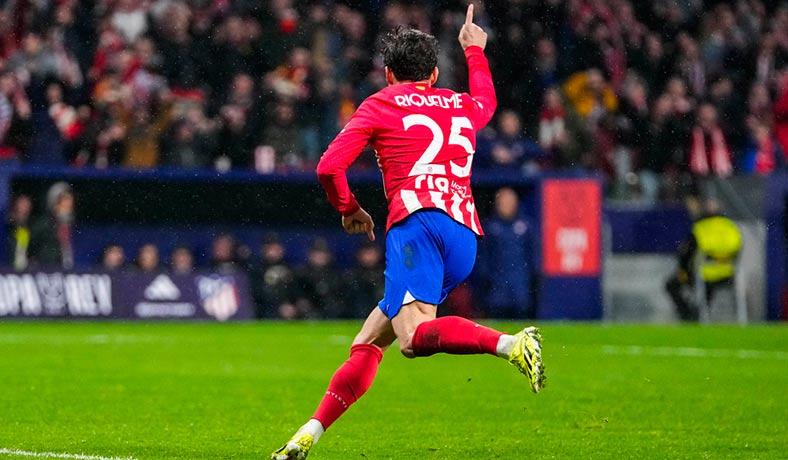 Riquelme celebra un gol del Atletico ante el Real Madrid en la Copa