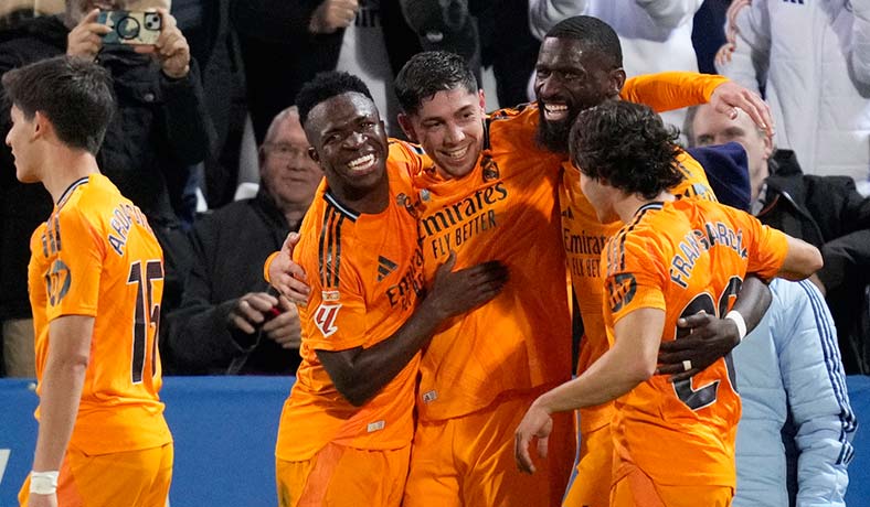 Jugadores de Real Madrid festejan un gol de Fede Valverde