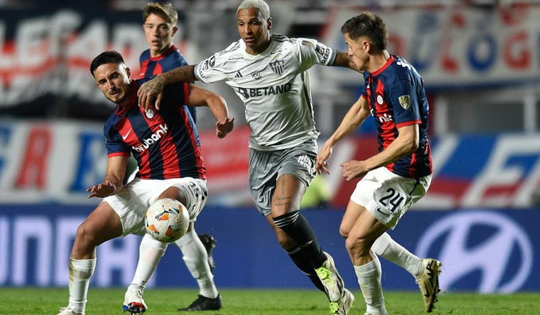 Deyverson de Atletico MG ante Tripichio y Gonzalo Lujan de San Lorenzo