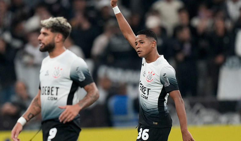 Wesley celebra un gol de Corinthians en la Sudamericana