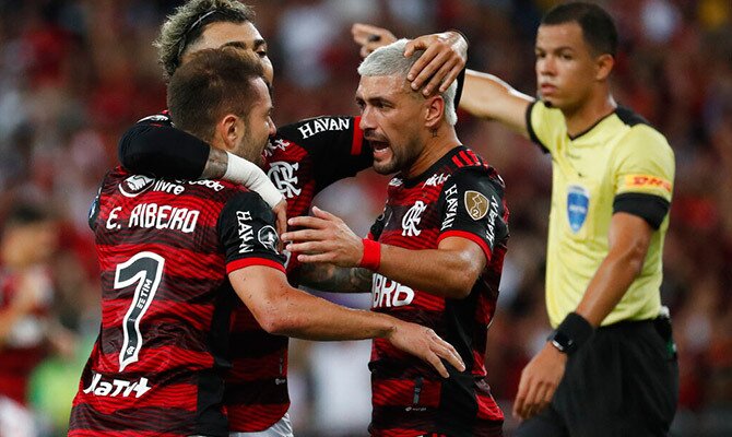 Everton Ribeiro del Flamengo se abraza con sus compañeros