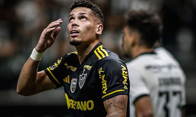 Paulinho de Atletico Mineiro celebra un gol ante Botafogo