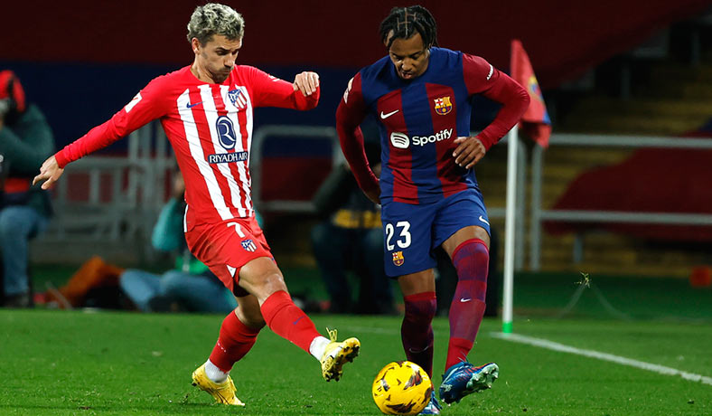 Antoine Griezmann del Atletico y Jules Kounde del Barcelona