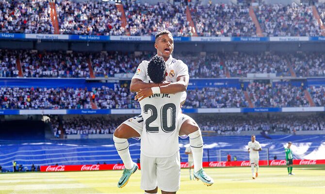 Rodrygo y Vinicius Jr celebran una anotacion del Real Madrid en LaLiga