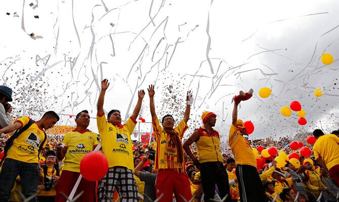 Aficionados del Aucas celebran en la tribuna con gran colorido