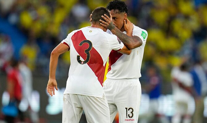 Edison Flores y Renato Tapia de Peru festejan una anotacion