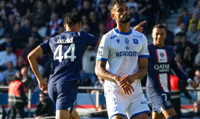 Ekitike y Mbappe celebran una anotacion del PSG ante el Auxerre en la Ligue 1