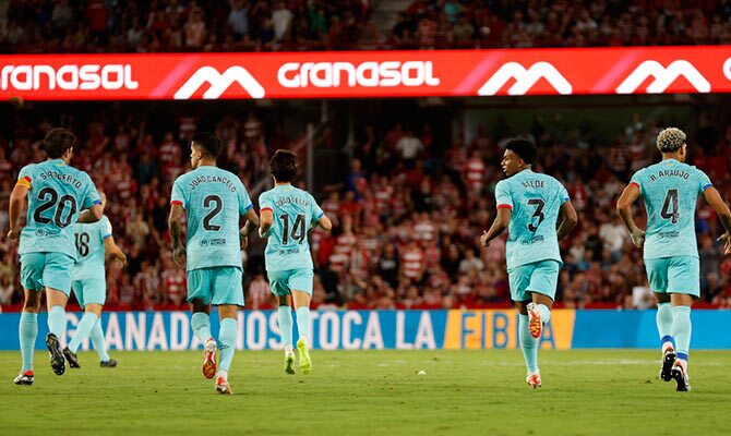 Jugadores del Barcelona celebran un gol contra el Granada en La Liga